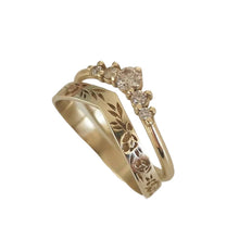 Last inn bildet i Galleri-visningsprogrammet, Elegant og enkel ring med kransdesign