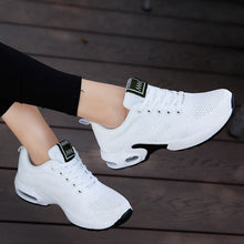 Last inn bildet i Galleri-visningsprogrammet, Flyknit joggesko med luftpute og perforert mesh