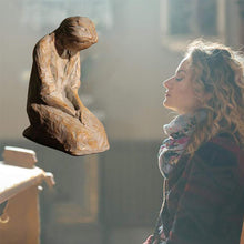 Last inn bildet i Galleri-visningsprogrammet, Sweet Hour of Prayer Inspirerende skulptur av kvinne som ber