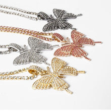 Last inn bildet i Galleri-visningsprogrammet, Crystal Pave Butterfly anheng halskjede
