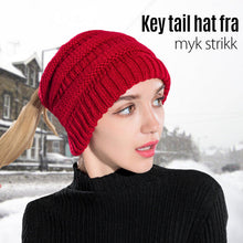 Last inn bildet i Galleri-visningsprogrammet, Myk Strikkelue med åpning for Hestehale