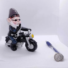 Last inn bildet i Galleri-visningsprogrammet, Biker Garden Gnome Statue med langfinger