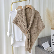 Last inn bildet i Galleri-visningsprogrammet, Knitted Triangle Shawl with Leather Buckle