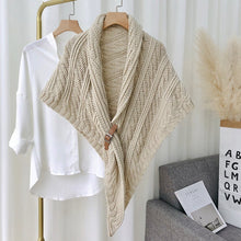 Last inn bildet i Galleri-visningsprogrammet, Knitted Triangle Shawl with Leather Buckle