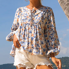 Last inn bildet i Galleri-visningsprogrammet, Trykt bluse med V-hals
