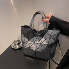 Last inn bildet i Galleri-visningsprogrammet, Diamond bucket bag