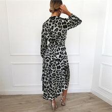 Last inn bildet i Galleri-visningsprogrammet, Leopard kjole med V-hals