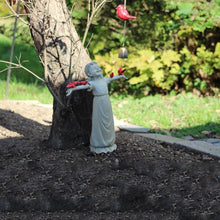 Last inn bildet i Galleri-visningsprogrammet, En liten jentestatue for hjemmehage