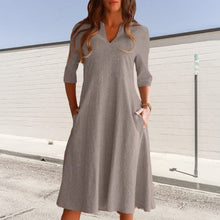 Last inn bildet i Galleri-visningsprogrammet, V-hals ensfarget kjole med midtermer
