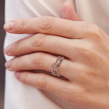 Last inn bildet i Galleri-visningsprogrammet, Elegant og enkel ring med kransdesign
