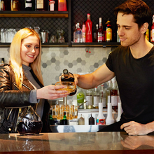 Last inn bildet i Galleri-visningsprogrammet, 6 Shot Glass Dispenser og holder
