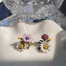 Last inn bildet i Galleri-visningsprogrammet, Daisy Flower asymmetriske øredobber
