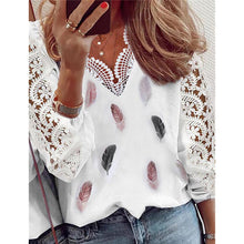 Last inn bildet i Galleri-visningsprogrammet, Hvit Bluse med V-hals og Blonder
