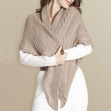 Last inn bildet i Galleri-visningsprogrammet, Knitted Triangle Shawl with Leather Buckle

