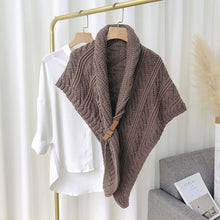 Last inn bildet i Galleri-visningsprogrammet, Knitted Triangle Shawl with Leather Buckle
