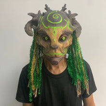 Last inn bildet i Galleri-visningsprogrammet, Skogånd halloween-maske med lyse grønne øyne

