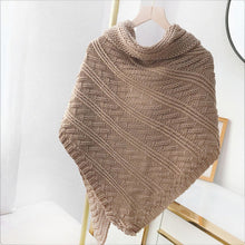 Last inn bildet i Galleri-visningsprogrammet, Knitted Triangle Shawl with Leather Buckle
