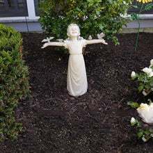 Last inn bildet i Galleri-visningsprogrammet, En liten jentestatue for hjemmehage
